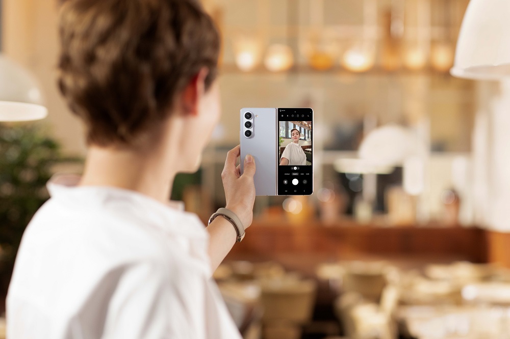 هاتف Galaxy Z Fold5 نجم المهام المتعددة والتجارب الترفيهية المتنوعة | ديناصور.تك