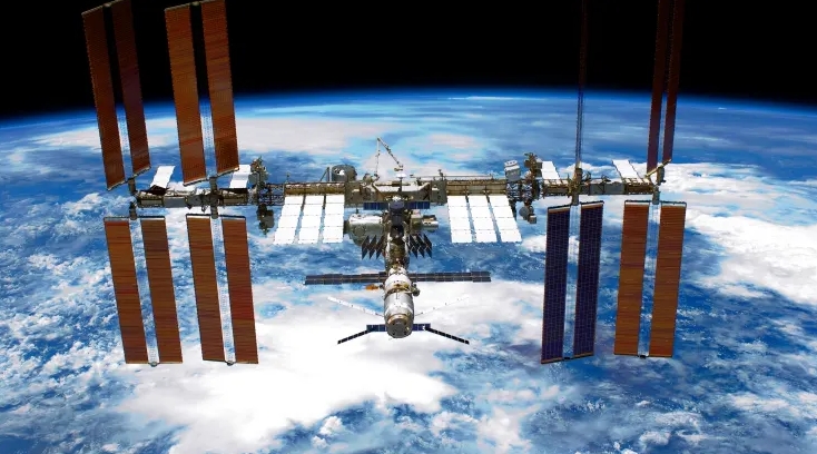 رواد الفضاء في ناسا يحتمون بعد تحطم قمر صناعي روسي لأكثر من 100 قطعة في الفضاء | ديناصور.تك