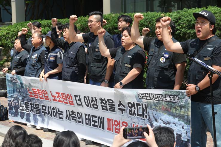نقابة عمال شركة سامسونج الكورية تنظم إضرابًا عن العمل، فما السبب؟! | ديناصور.تك